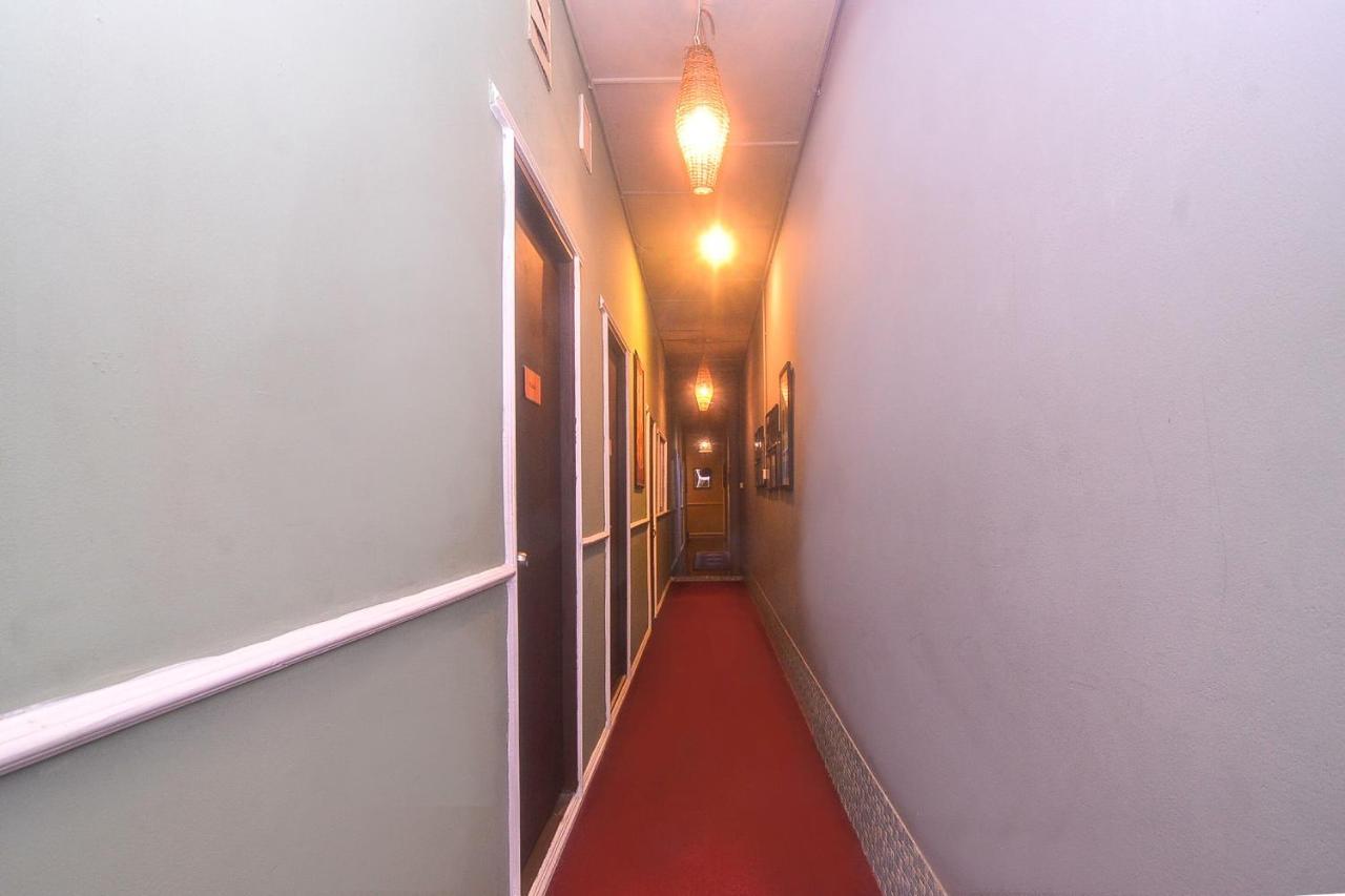 Hotel SPOT ON 89904 Marco Polo's Kuching Exterior foto